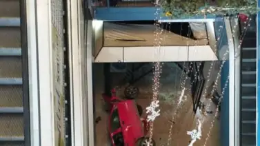 Carro cayó al sótano de un centro comercial: Reportan varios heridos Carro cayó al sótano de un centro comercial: Reportan varios heridos