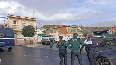 Hallan a 3 personas muertas en una casa en España Hallan a 3 personas muertas en una casa en España