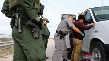 Detienen a migrantes en un parque público de Texas