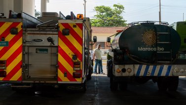 Bomberos rescatan a adolescente que pretendía saltar de un edificio (+VIDEO)