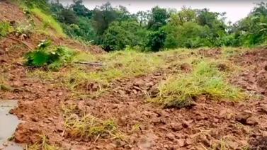 Derrumbes de tierra en Colombia deja varias personas atrapadas