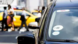 Mujer denuncia haber sido violada por el conductor de una empresa en EEUU