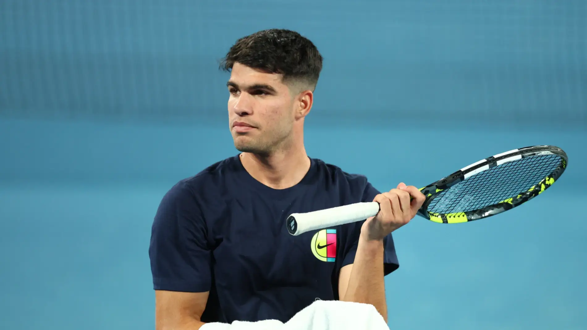 Carlos Alcaraz cae en su primer partido de exhibición en Melbourne
