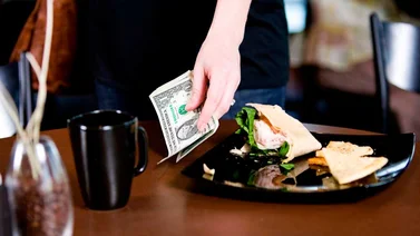 Los estados que aumentarían el sueldo de los trabajadores por propinas
