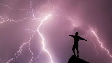 Hombre fue impactado por un rayo (+video) Hombre fue impactado por un rayo (+video)