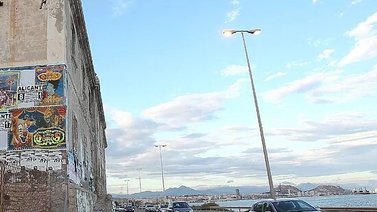 Encuentran a dos niños en una carretera en España