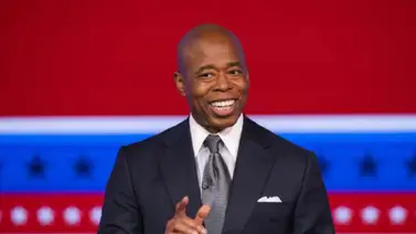 Alcalde de Nueva York demanda a 17 empresas por trasladar a migrantes desde Texas Alcalde de Nueva York demanda a 17 empresas por trasladar a migrantes desde Texas