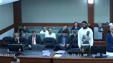 Hombre atacó salvajemente a una jueza por negarle la libertad condicional (+video) Hombre atacó salvajemente a una jueza por negarle la libertad condicional (+video)