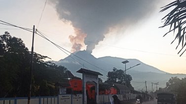 Evacúan a miles de personas por erupción de volcán Lewotobi Laki-Laki