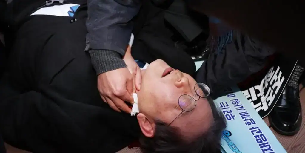 Así se encuentra el líder opositor surcoreano luego de sufrir una puñalada en el cuello