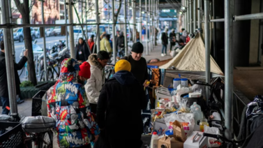 Nueva York impone normas a transportistas por traslado de migrantes