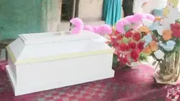 Encuentran una muñeca dentro del ataúd de una bebé