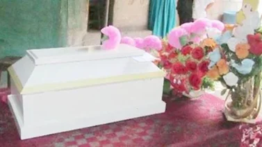 Encuentran una muñeca dentro del ataúd de una bebé
