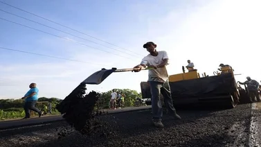 Colocan más de 200 toneladas de asfalto en la Panamericana