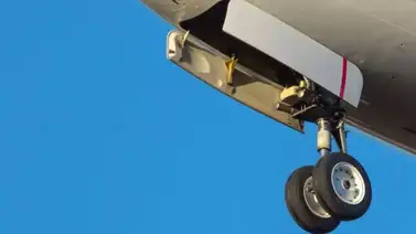 Hallan a un polizón con vida que viajaba en el tren de aterrizaje de un avión Hallan a un polizón con vida que viajaba en el tren de aterrizaje de un avión