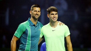 Carlos Alcaraz supera a Djokovic en una exhibición