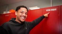 Fútbol: Vitor Roque ya está en Barcelona