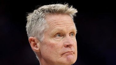 NBA: Steve Kerr carga contra los árbitros por esta razón