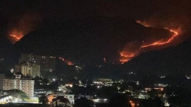 Bomberos combaten incendio forestal en el Parque Nacional Henri Pittier