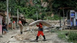 Derrumbes de tierra causados por las lluvias dejan al menos 13 muertos