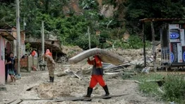 Derrumbes de tierra causados por las lluvias dejan al menos 13 muertos