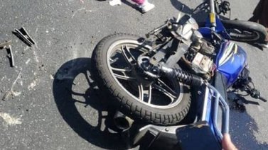 Motorizado quedó incrustado en un vehículo (+video)
