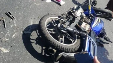Motorizado quedó incrustado en un vehículo (+video)