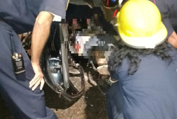 Reportan múltiples víctimas tras volcamiento de un vehículo Reportan múltiples víctimas tras volcamiento de un vehículo
