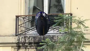 Medidas de Milei provocaron actos vandálicos en esta embajada de Argentina Medidas de Milei provocaron actos vandálicos en esta embajada de Argentina