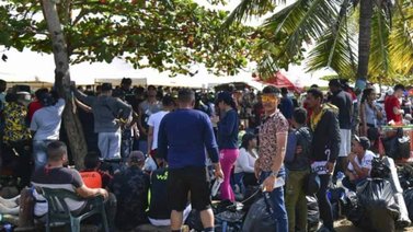 Migrantes venezolanos desbordan calles de Denver