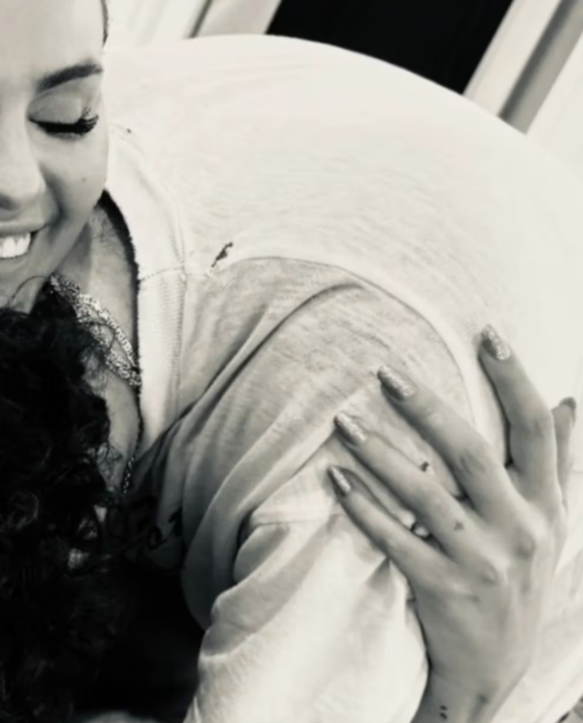 Selena Gómez muestra que su corazón tiene dueño, image size:826x1024