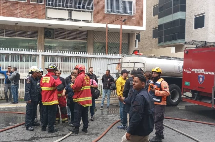AHORA: Confirman dos muertos en el incendio de Los Palos Grandes: Un exmagistrado entre las víctimas AHORA: Confirman dos muertos en el incendio de Los Palos Grandes: Un exmagistrado entre las víctimas