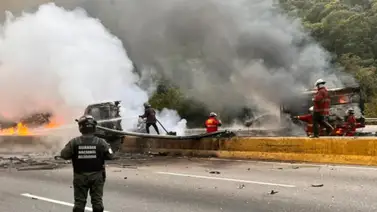 Al menos 17 vehículos se incendiaron en colisión múltiple de la Caracas-Guarenas Al menos 17 vehículos se incendiaron en colisión múltiple de la Caracas-Guarenas