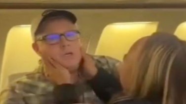 Hombre con Alzheimer entra en pánico en pleno vuelo (+Video)