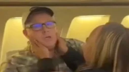 Hombre con Alzheimer entra en pánico en pleno vuelo (+Video)