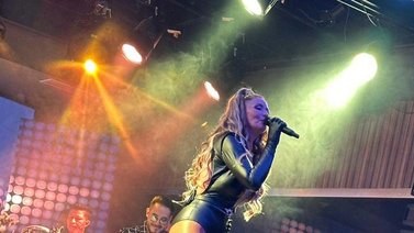 La cantante Liz inició su gira de celebración en Caracas (+Detalles)