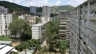 Caracas| Bomberos rescatan a jovencita de un borde del bloque 45 en Caricuao (+Video) Caracas| Bomberos rescatan a jovencita de un borde del bloque 45 en Caricuao (+Video)