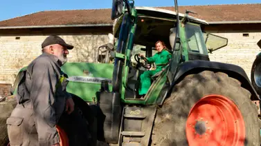 Rocían de estiércol a edificios gubernamentales en Francia (+Video) Rocían de estiércol a edificios gubernamentales en Francia (+Video)