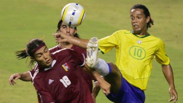 ¡Qué dupla! Arango y Ronaldinho comparten en este partido (+Video)
