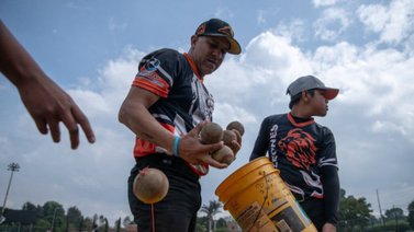 Migrantes venezolanos impulsan el béisbol en el extranjero