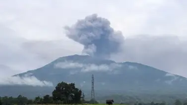 Reportan muerte de 11 alpinistas tras la erupción de un volcán Reportan muerte de 11 alpinistas tras la erupción de un volcán