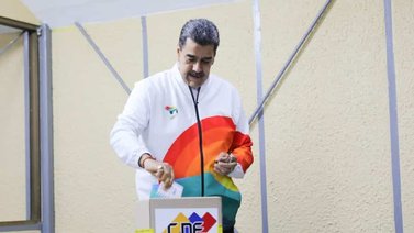 Presidente Nicolas Maduro ejerce su derecho al voto por El Esequibo