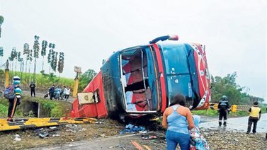 Reportan vuelco de un autobús (+Detalles)