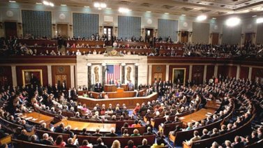 Congresistas de EEUU votan a favor de ley para bloquear vivienda a migrantes