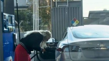 Mujer fue robada mientras le echaba gasolina a su carro en Estados Unidos (+Video)