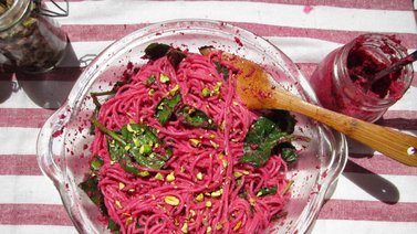 Pasta con pesto de remolacha ¡Preparación baja en grasa!