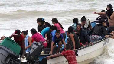Detienen embarcación de migrantes venezolanos en una playa Detienen embarcación de migrantes venezolanos en una playa