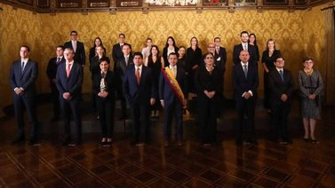 Daniel Noboa exhibe su gabinete presidencial
