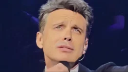 Luis Miguel sufre aparatosa caída (+Video)