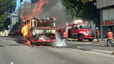 Reportan el incendió de un autobús en la avenida Rómulo Gallegos